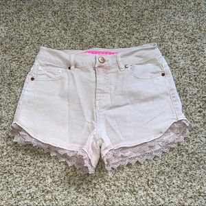 Tinseltown Light pink jean shorts with detailing along bottom. Size 4
